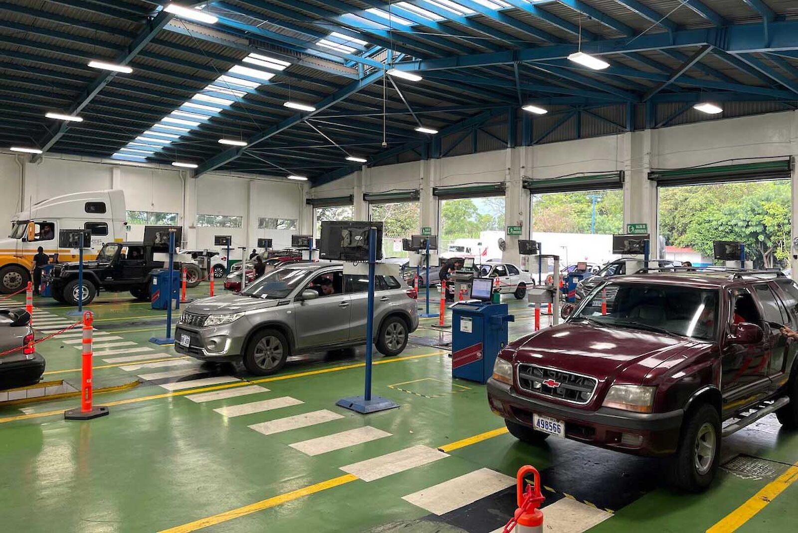 Eine belebte Automobil Prüfhalle in Costa Rica