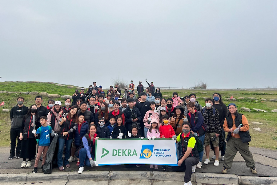 Gruppenfoto der DEKRA Mitarbeiter, die beim Müll sammeln teilgenommen haben