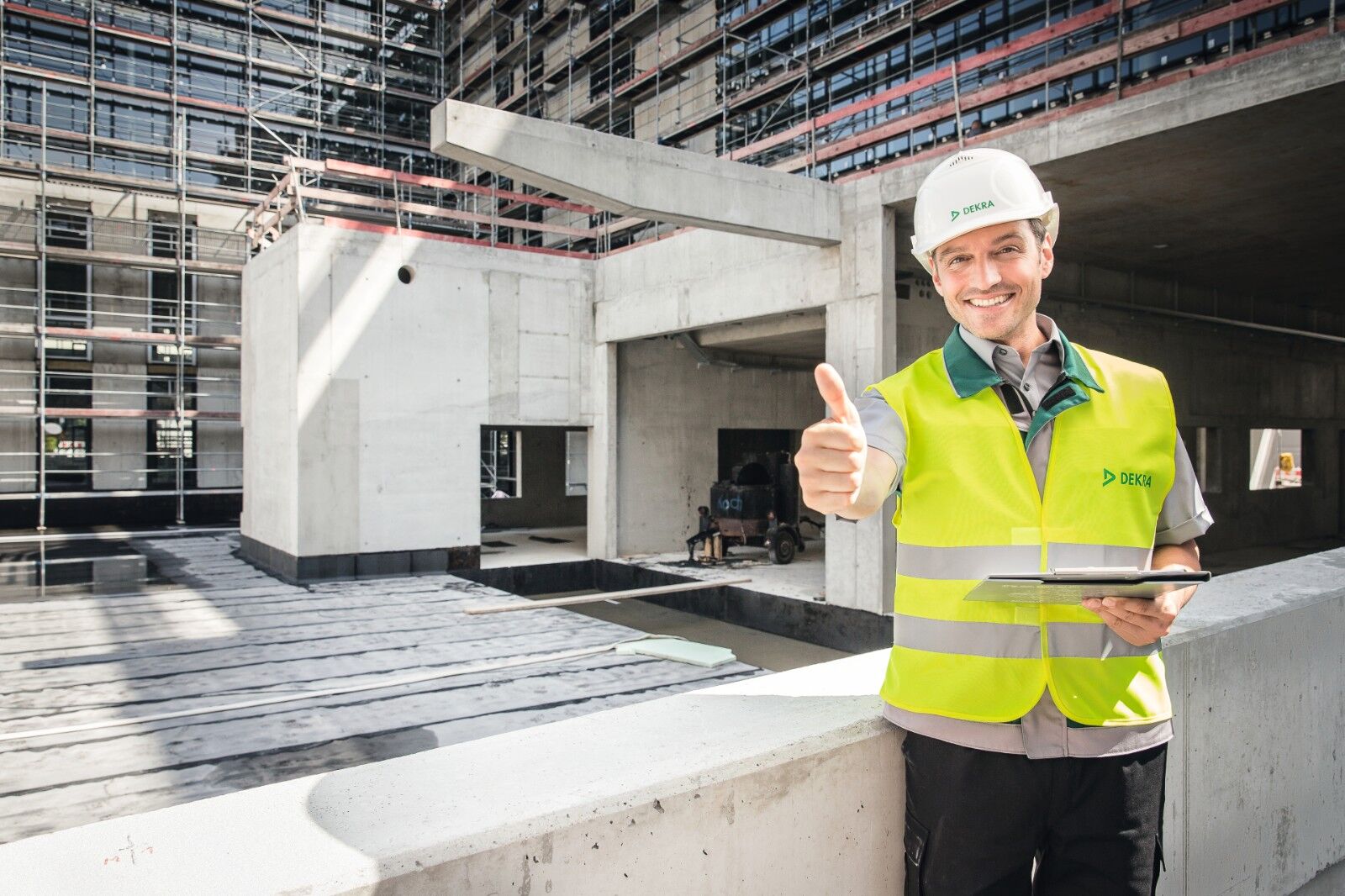 Ein DEKRA Ingenieur, der das Daumen hoch Zeichen gibt.